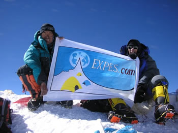 Pemba SHERPA et Ludovic CHALLEAT au sommet de l'Everest le 16 mai 2007 portant le drapeau EXPES.COM